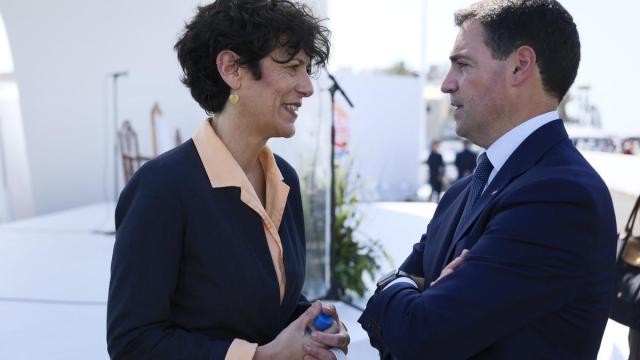 Imanol Pradales conversa con la ministra de Inclusión, Seguridad Social y Migraciones, Elma Saiz, antes del encuentro con migrantes en el muelle de Arguineguín.