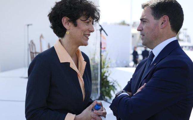 Imanol Pradales conversa con la ministra de Inclusión, Seguridad Social y Migraciones, Elma Saiz, antes del encuentro con migrantes en el muelle de Arguineguín.