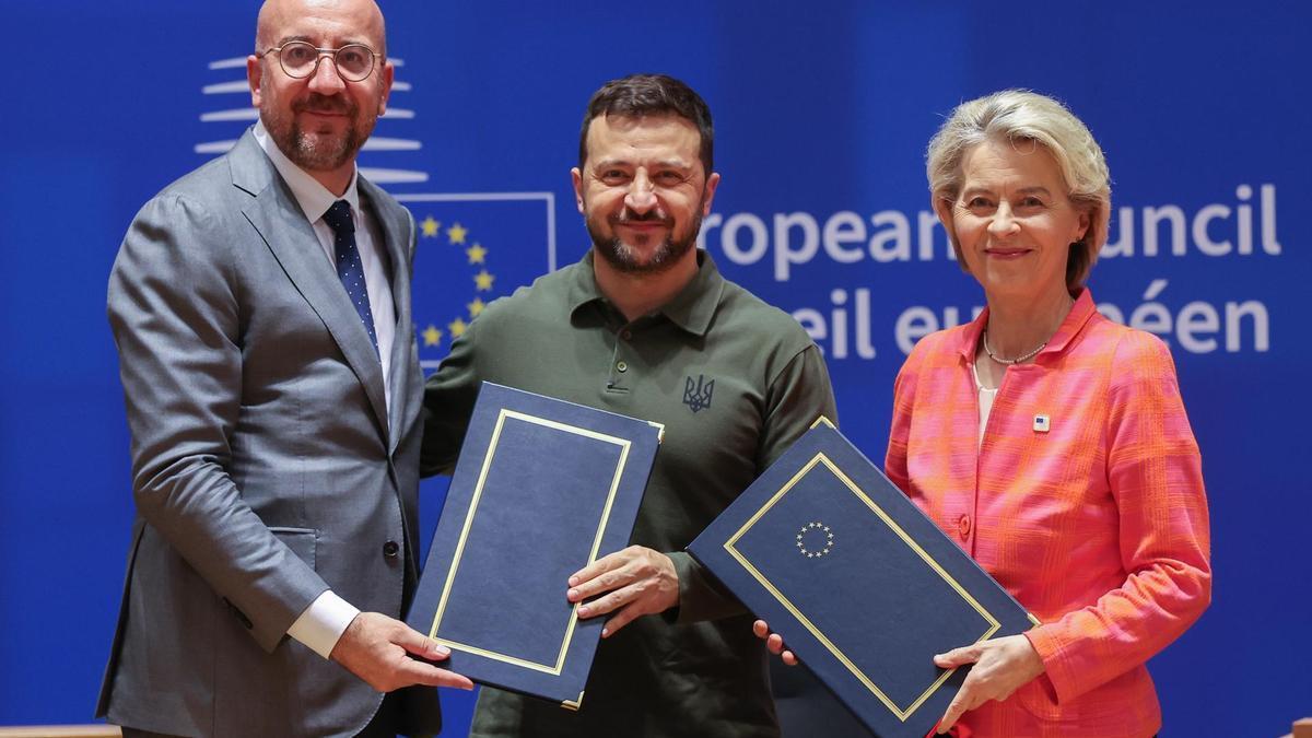 El presidente del Consejo Europeo, Charles Michel, el presidente ucraniano Volodimir Zelenski y la presidenta de la Comisión Europea Ursula Von der Leyen
