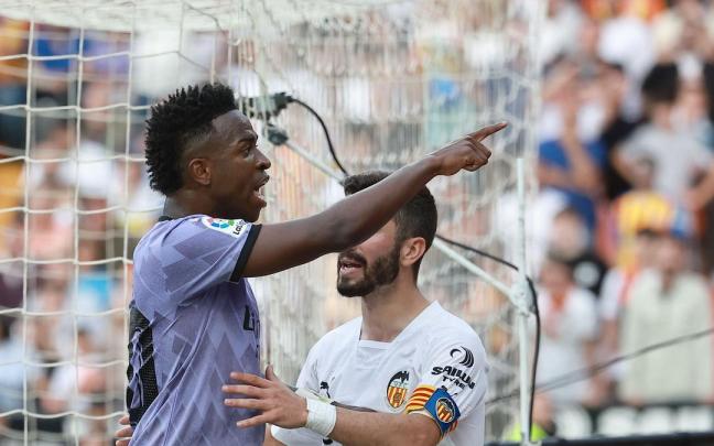 Vinícius señala al aficionado que le lanzó insultos racistas. Vinícius señala al aficionado que le lanzó insultos racistas.