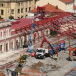 Un momento del desmontaje de la marquesina sobre las vías de la Estación de Norte.