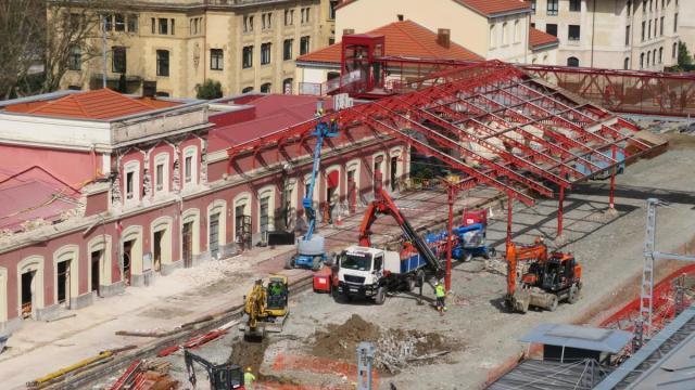 Un momento del desmontaje de la marquesina sobre las vías de la Estación de Norte.