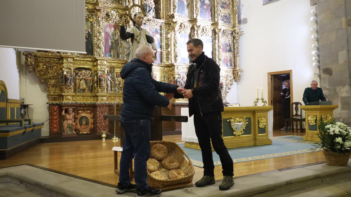 Entrega las llaves de la ermita al mayordomo entrante, Aitor Intxaurraga
