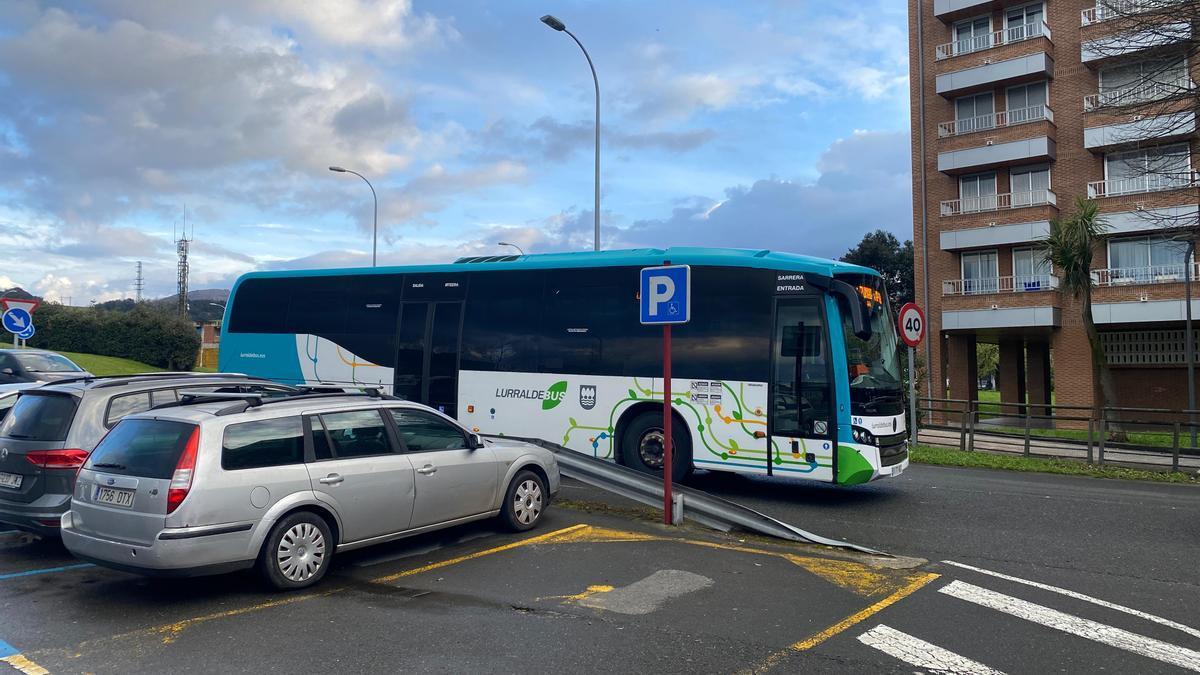 Autobús de Lurraldebus entrando a Zumaia.