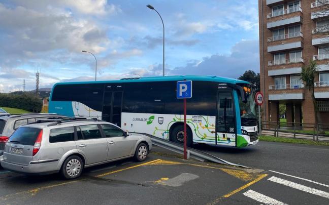 Autobús de Lurraldebus entrando a Zumaia.