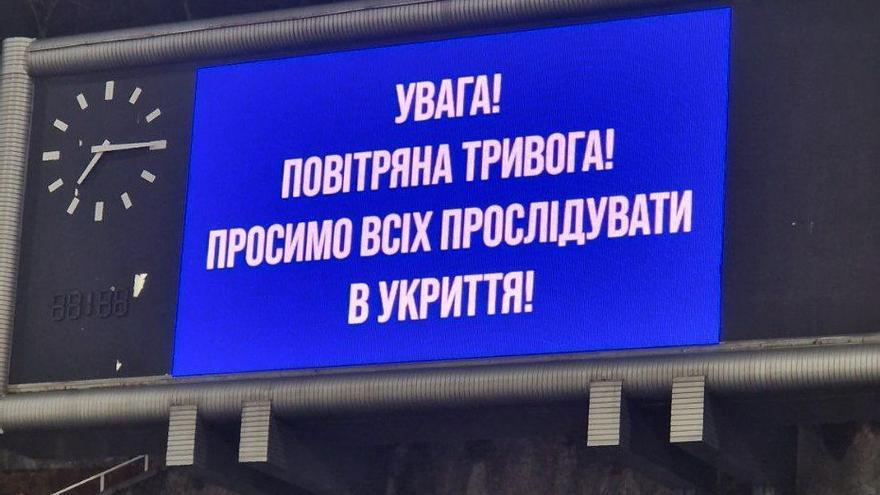 Un marcador informa en ucraniano del aplazamiento del partido Dinamo de Kiev-Oleksandriya por una alerta de ataque aéreo. / N.G.