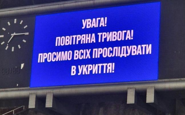 Un marcador informa en ucraniano del aplazamiento del partido Dinamo de Kiev-Oleksandriya por una alerta de ataque aéreo. / N.G.