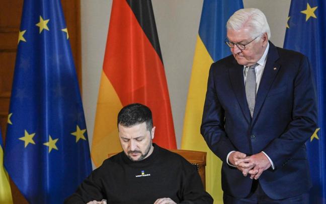 El presidente ucraniano, Volodomir Zelenski, junto al presidente alemán, Frank-Walter Steinmeier. El presidente ucraniano, Volodomir Zelenski, junto al presidente alemán, Frank-Walter Steinmeier.