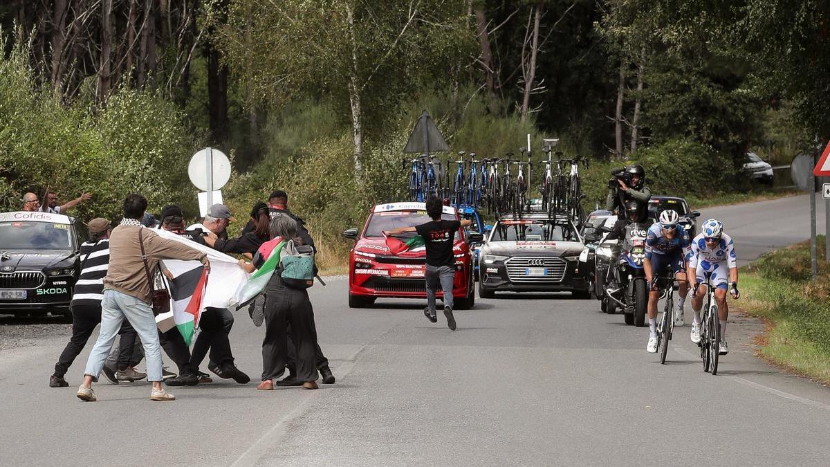 Activistas propalestinos intentan cortar la carretera al paso de Vine y Vervaeke.