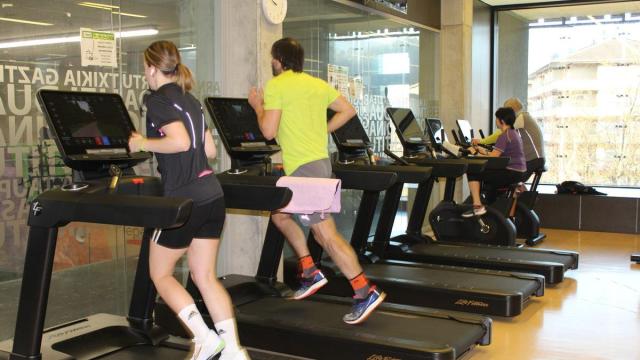 Gente practicando deporte en las cintas del polideportivo Ibarra.