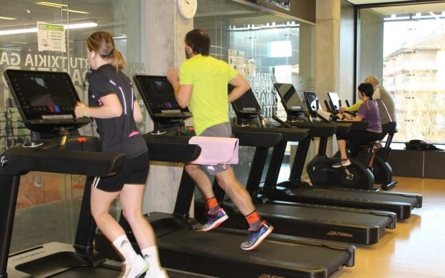 Gente practicando deporte en las cintas del polideportivo Ibarra.