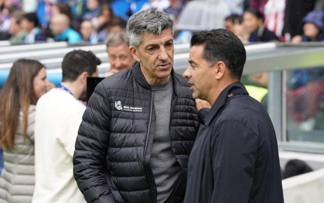 Imanol y Míchel charlan en los instantes previos al comienzo del partido. / RUBEN PLAZA