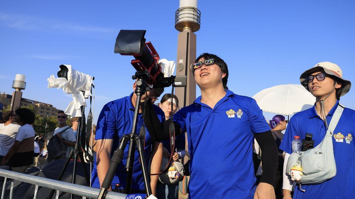 Turistas observan el eclipse