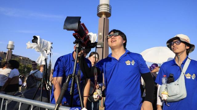 Turistas observan el eclipse