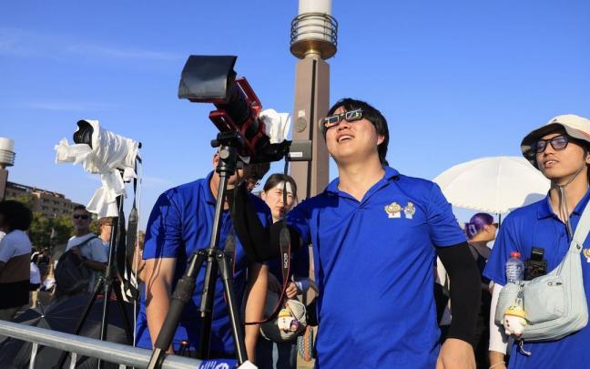 Turistas observan el eclipse