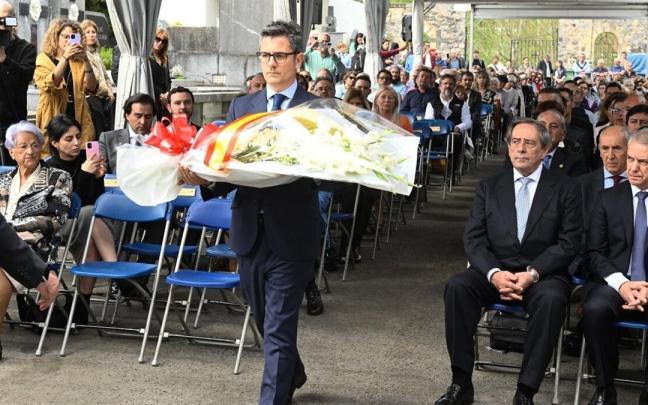 El ministro de la Presidencia, Félix Bolaños, en el 86 aniversario del bombardeo de Gernika en presencia del lehendakari Urkullu. El ministro de la Presidencia, Félix Bolaños, en el 86 aniversario del bombardeo de Gernika en presencia del lehendakari Urkullu.