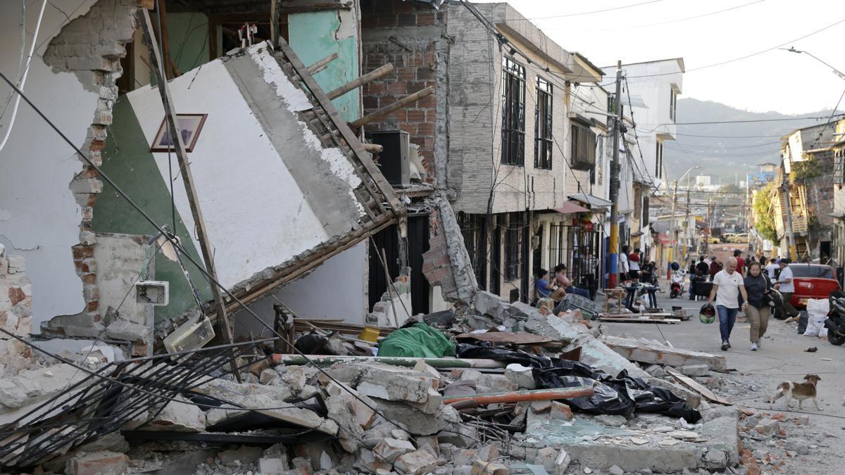 Escombros de una vivienda este martes, en el sector de Corocito, en Pereira.