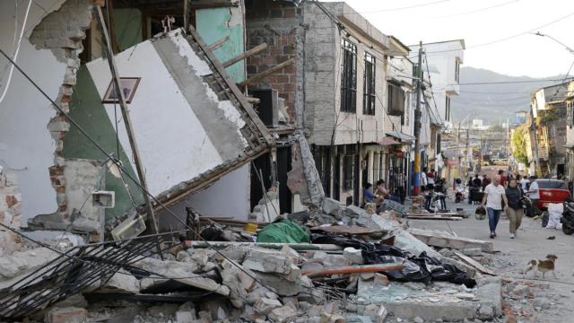 Escombros de una vivienda este martes, en el sector de Corocito, en Pereira.