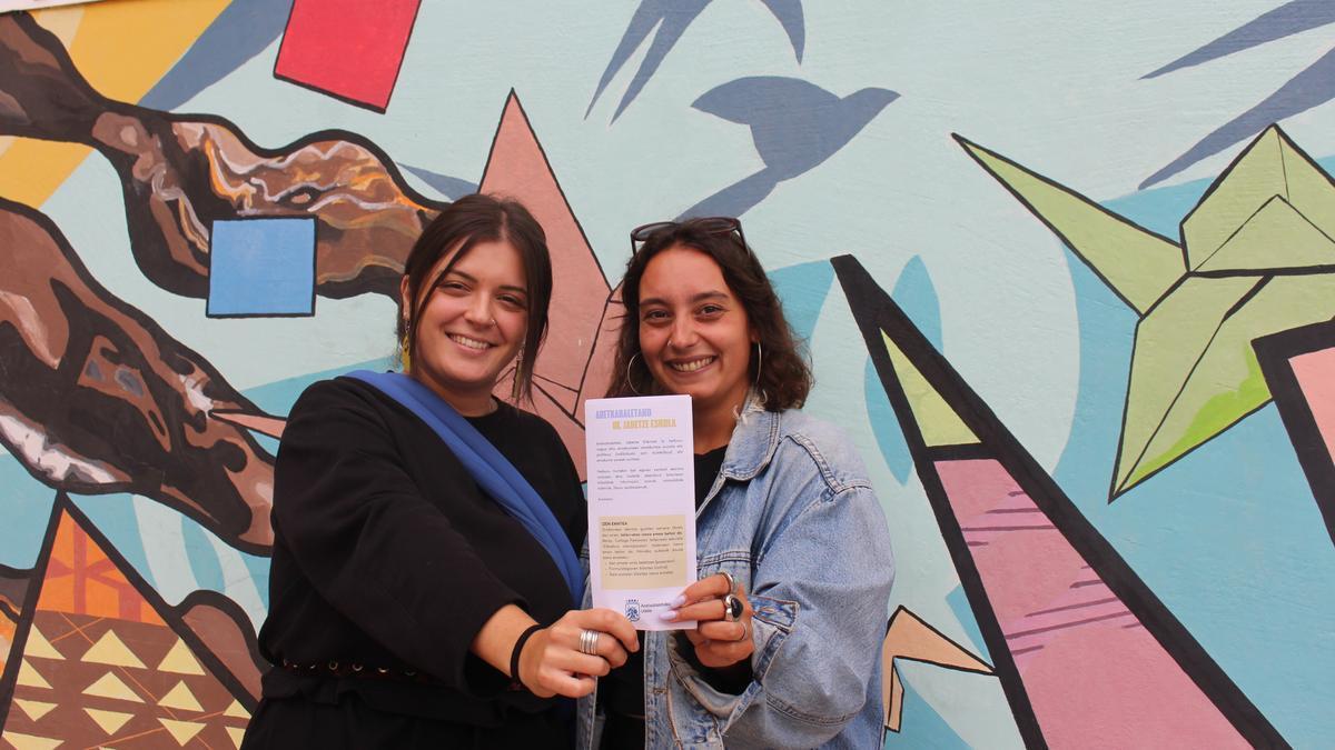 La concejala Ainhoa Sánchez y la técnica Malena González en la presentación de la tercera edición de Jabetze Eskola.