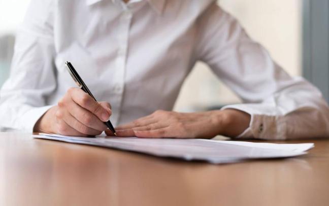 Un profesional firma un contrato laboral