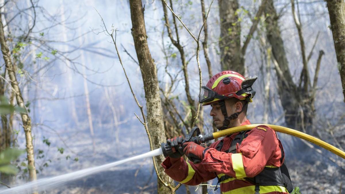 Un bombero trabaja en la extinción de un incendio en Asturias.