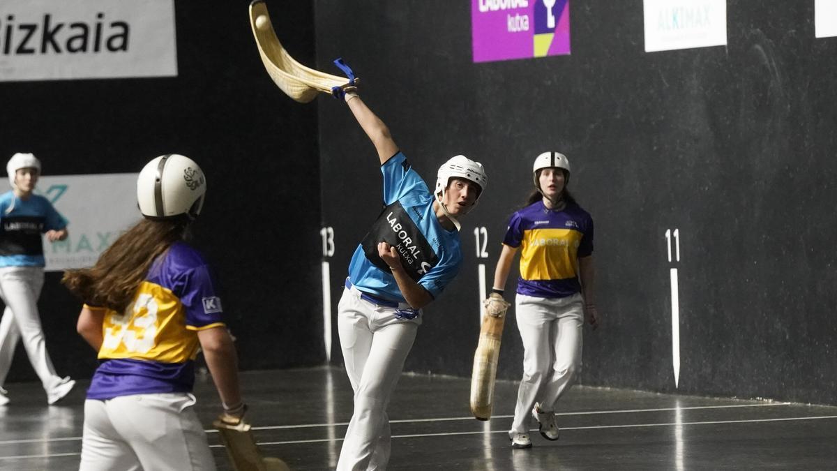 Erika Mugartegi y Frida Watkins derrotan a Lur-Maialen en los cuartos de final del Euskotren Women Winter Series de Durango.