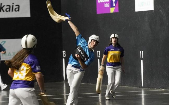 Erika Mugartegi y Frida Watkins derrotan a Lur-Maialen en los cuartos de final del Euskotren Women Winter Series de Durango.