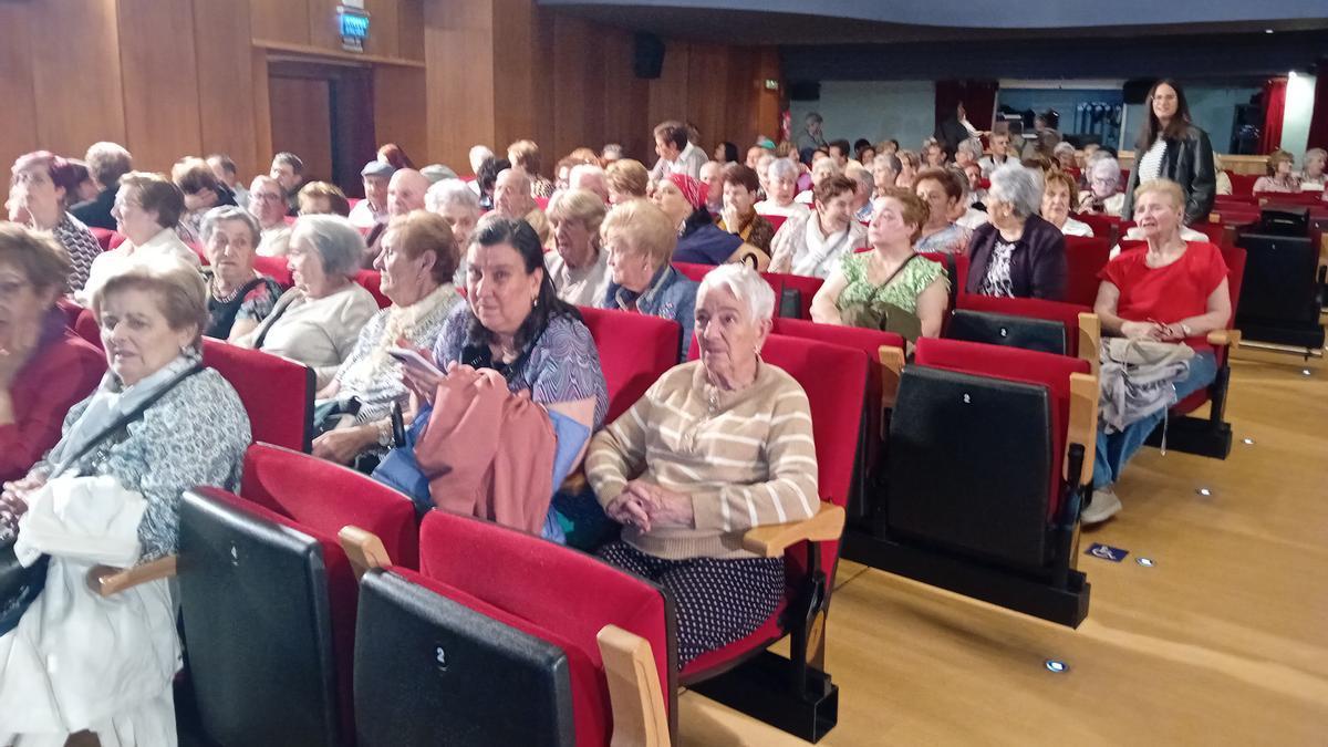 La jornada sobre soledad no deseada ha llenado el Social Antzoki de personas mayores de la localidad