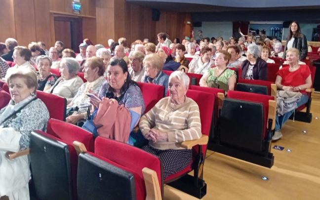 La jornada sobre soledad no deseada ha llenado el Social Antzoki de personas mayores de la localidad