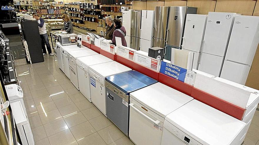 Frigoríficos y lavavajillas, en una tienda de electrodomésticos.