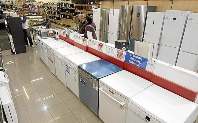 Frigoríficos y lavavajillas, en una tienda de electrodomésticos.