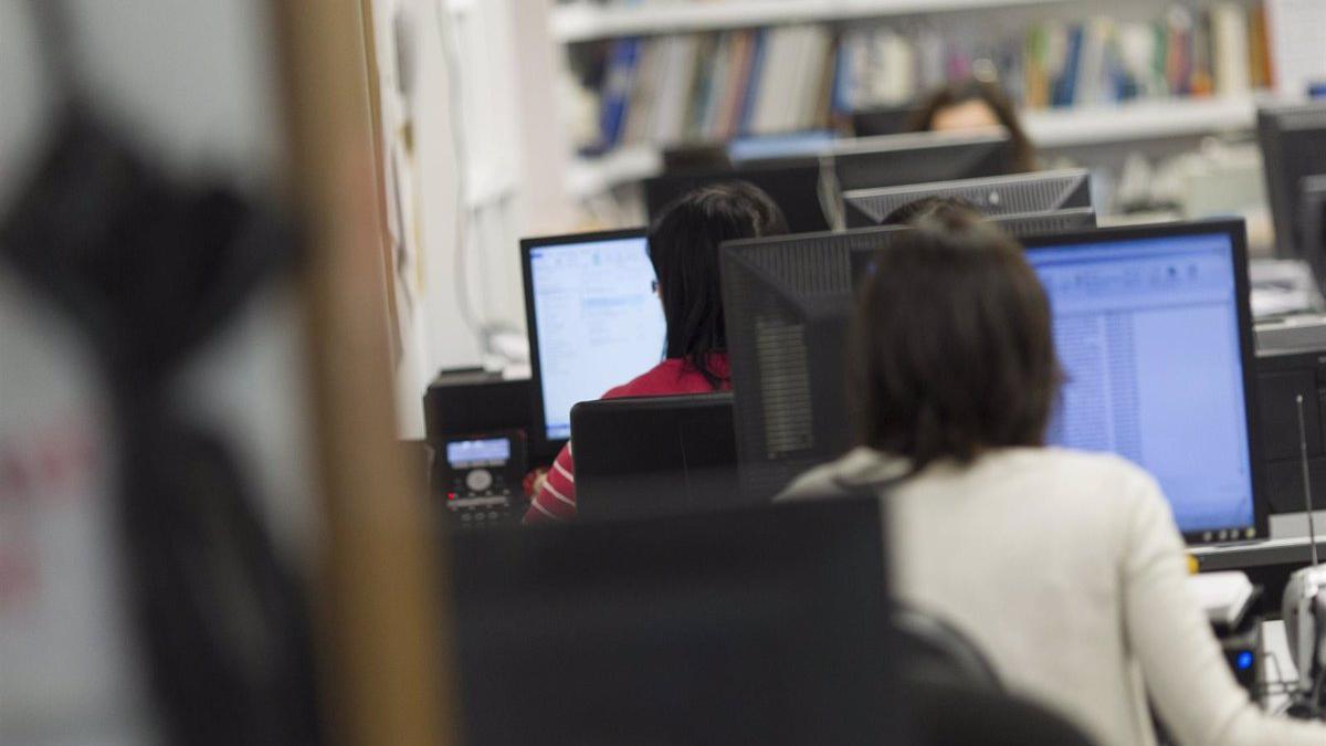Trabajadores en una oficina.