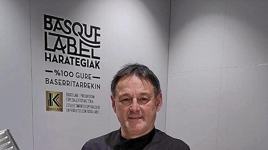 Iñigo Agirre, en su carnicería.