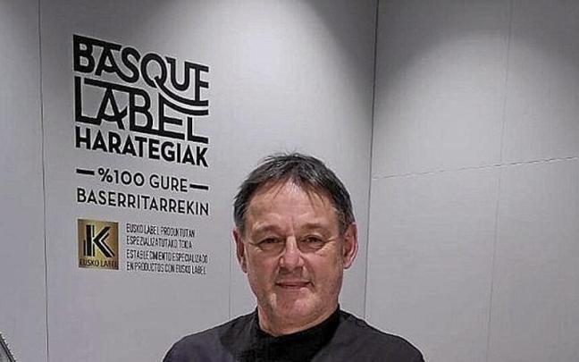 Iñigo Agirre, en su carnicería.