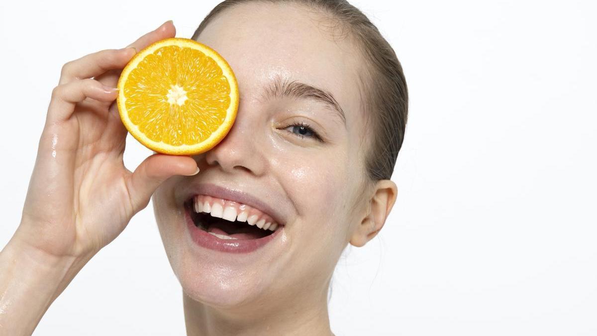 La vitamina C ayuda a mejorar la textura de la piel.