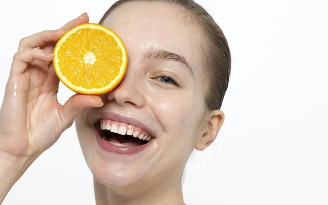 La vitamina C ayuda a mejorar la textura de la piel.