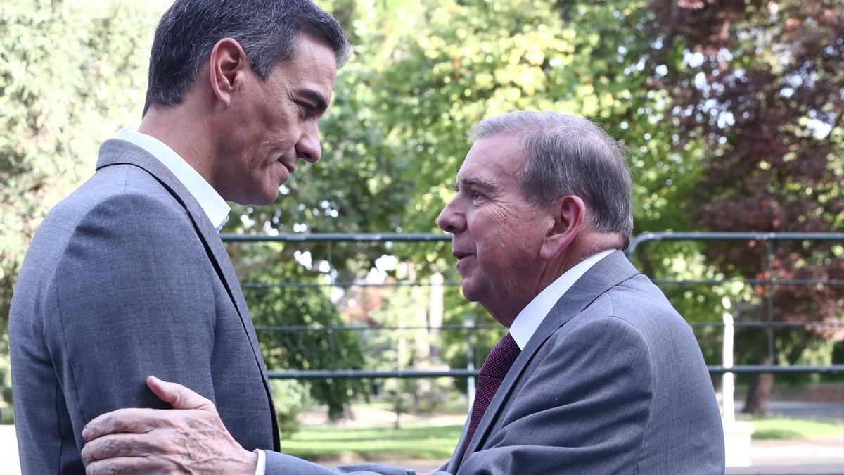 Sánchez recibe al candidato opositor venezolano Edmundo González en Moncloa.