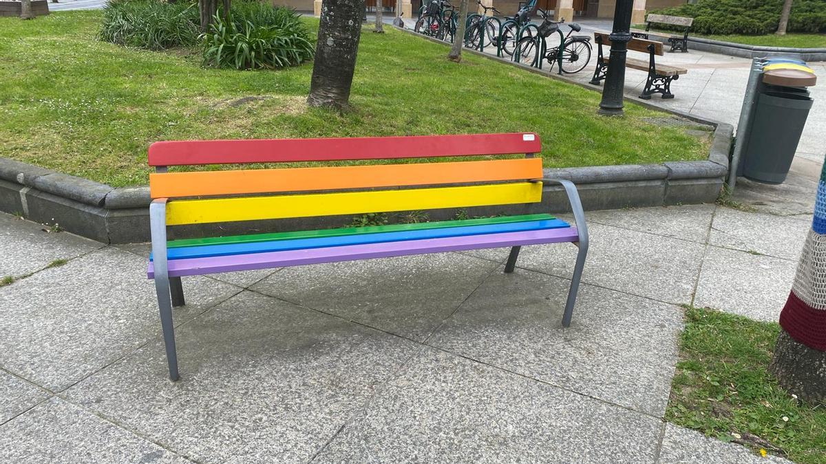 Zarautz visibiliza el compromiso contra la LGTBIfobia con un banco con los colores de la bandera arcoíris.