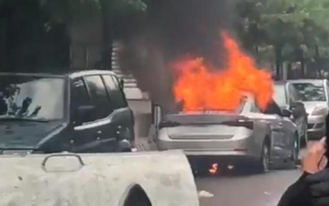 Disturbios en Kosovo por el bloqueo de los serbios a alcaldes de la mayoría albanesa. Disturbios en Kosovo por el bloqueo de los serbios a alcaldes de la mayoría albanesa.