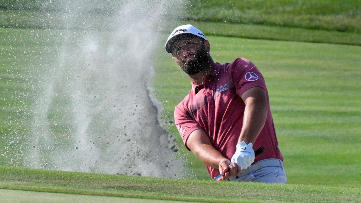 Jon Rahm juega desde un bunker, uno de los muchos problemas en los que se metió en Bay Hill.
