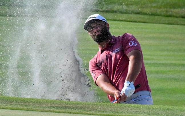 Jon Rahm juega desde un bunker, uno de los muchos problemas en los que se metió en Bay Hill.