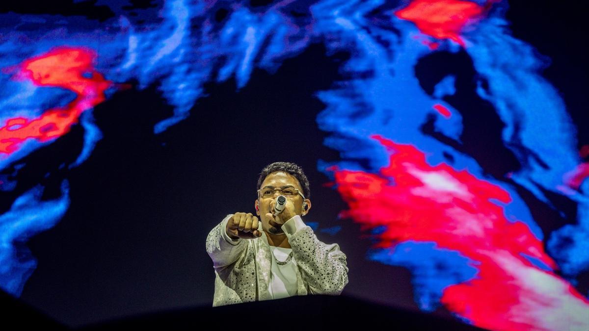 Myke Towers actúa en el Movistar Arena.