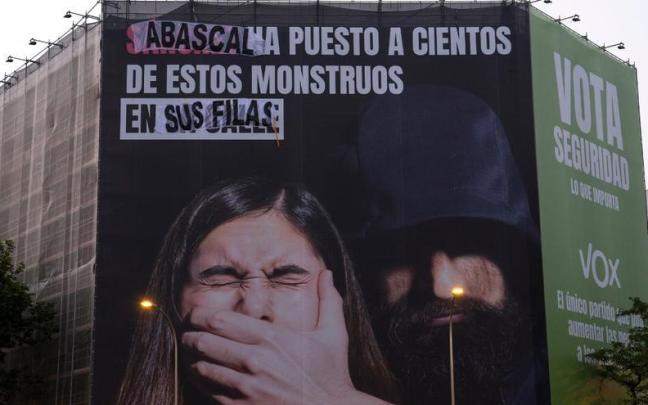 El mensaje original rezaba "Sánchez ha puesto a cientos de estos monstruos en la calle" y ha sido sustituido por el de "Abascal ha puesto a cientos de estos monstruos en sus filas". El mensaje original rezaba "Sánchez ha puesto a cientos de estos monstruos en la calle" y ha sido sustituido por el de "Abascal ha puesto a cientos de estos monstruos en sus filas".
