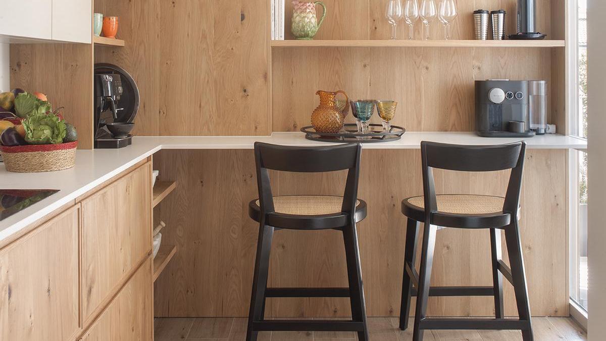 Taburetes combinados en madera oscura y mimbre.