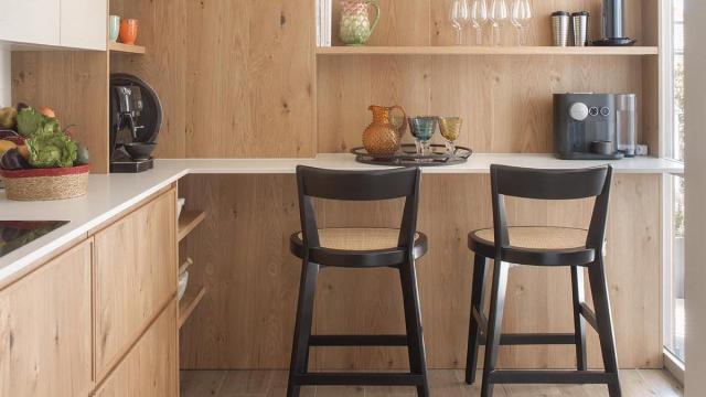 Taburetes combinados en madera oscura y mimbre.