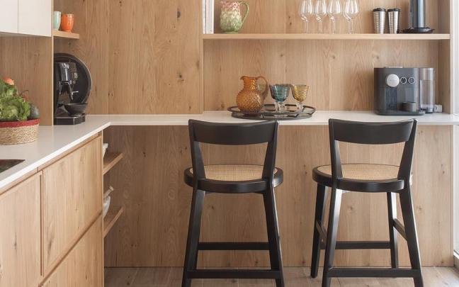 Taburetes combinados en madera oscura y mimbre.