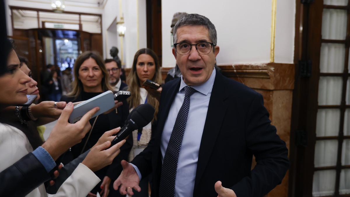 Patxi López atiende a los medios desde el Congreso de los Diputados.