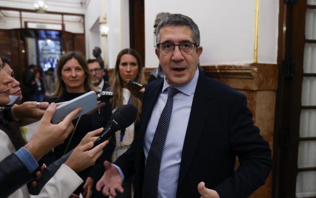 Patxi López atiende a los medios desde el Congreso de los Diputados.