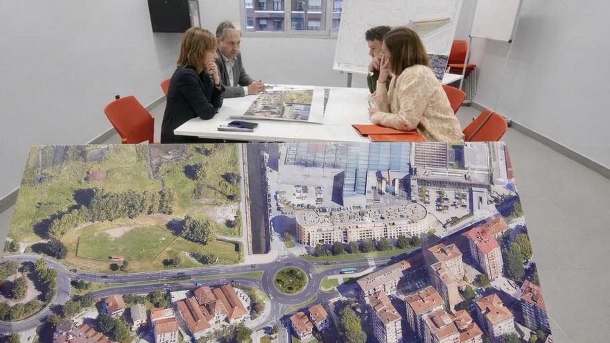 Foto de la reunión celebrada ayer, con la infografía que muestra cómo quedará el entorno tras la construcción de la rotonda de Azken Portu.