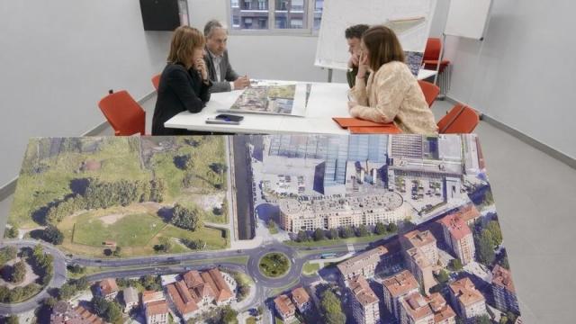 Foto de la reunión celebrada ayer, con la infografía que muestra cómo quedará el entorno tras la construcción de la rotonda de Azken Portu.